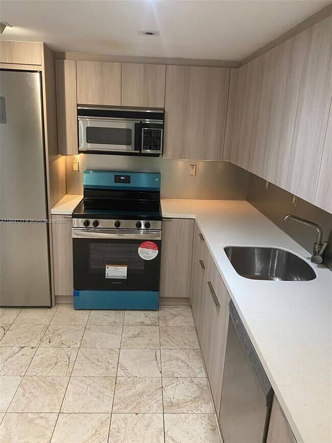 Building Photo - 9500 W Bay Harbor Dr