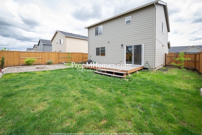 Building Photo - Three Bedroom Stunner in NE Salem!