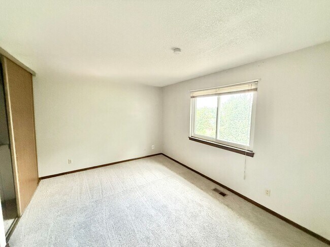 Building Photo - Move in ready home on Flintridge!