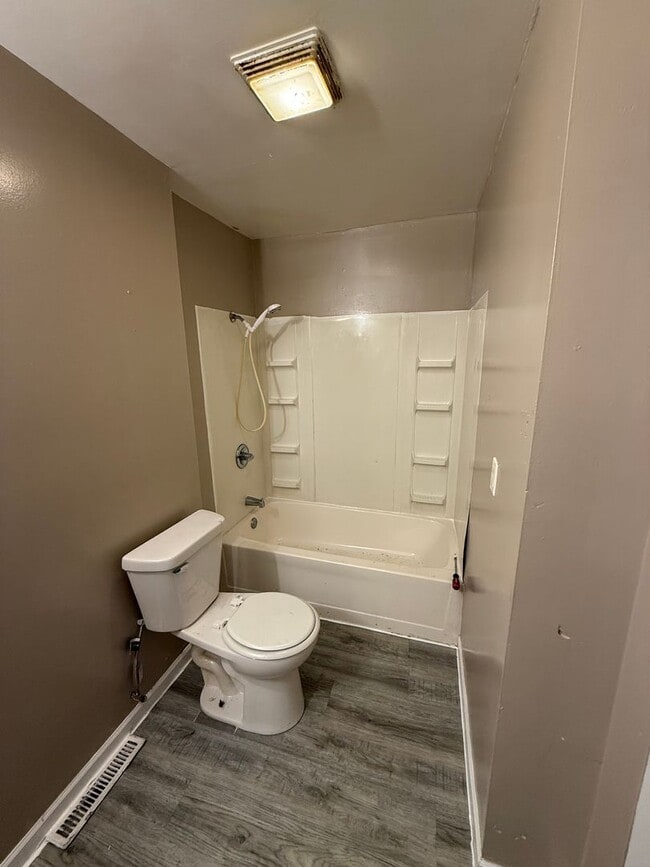 Building Photo - 3 BR/2 BA home on historic west end!