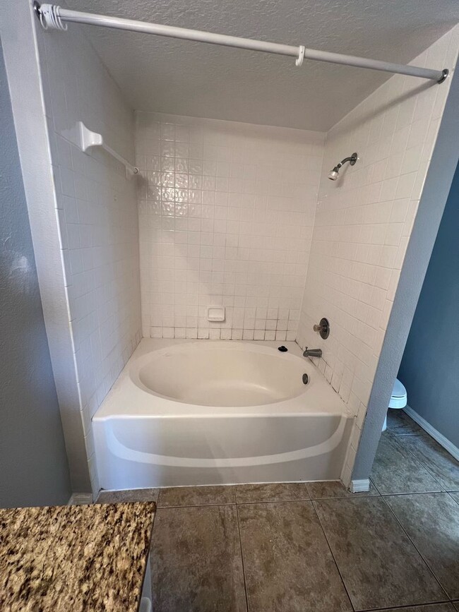 Building Photo - $500 OFF BEAUTIFUL 2 BEDROOM 1 BATHROOM CO...