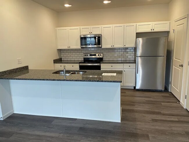 Building Photo - This end unit Temple townhouse