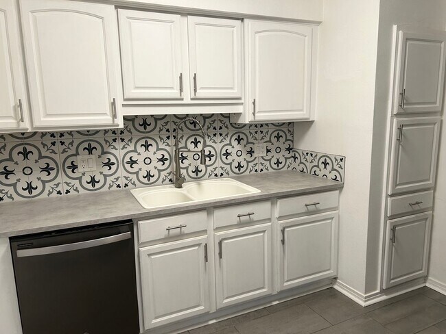Building Photo - 3 bedroom 1 bath home with a large yard an...