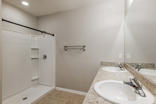 Building Photo - 2002 SE 12th St