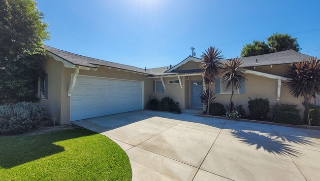 Building Photo - 3 Bed 2 Bath House Right Next To Disneylan...