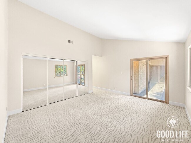 Building Photo - Top-Floor 3BR Retreat with Balcony Views & In-Unit Laundry in San Diego!