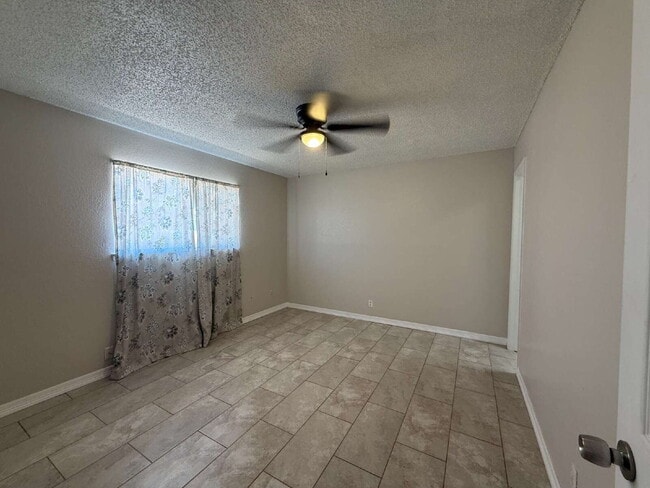 Building Photo - 955 Versailles Dr