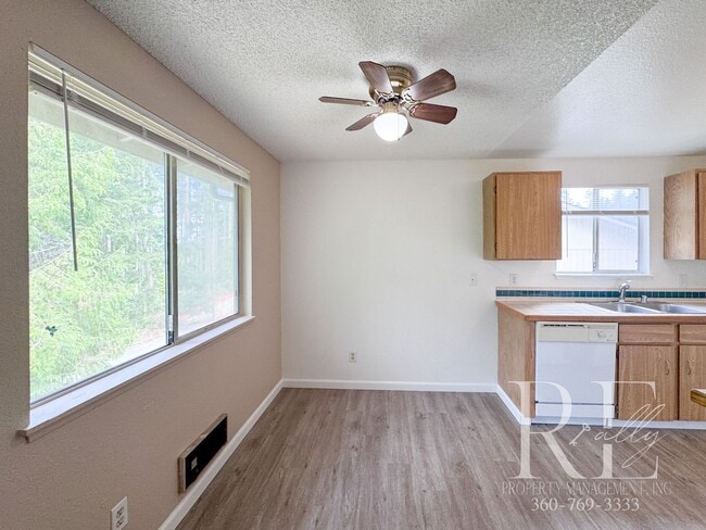 Building Photo - 2-Bed Upstairs Unit With Private Patio