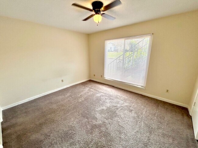 Building Photo - Cute and Cozy-ONE BEDROOM/ONE BATH - SOUTH HUNTSVILLE LOCATION -With a $300 Off the first month's...