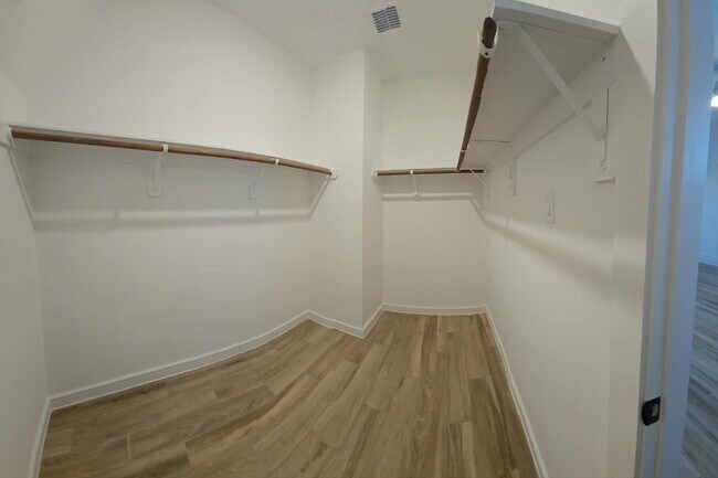 Building Photo - 8434 Bay Oaks Dr