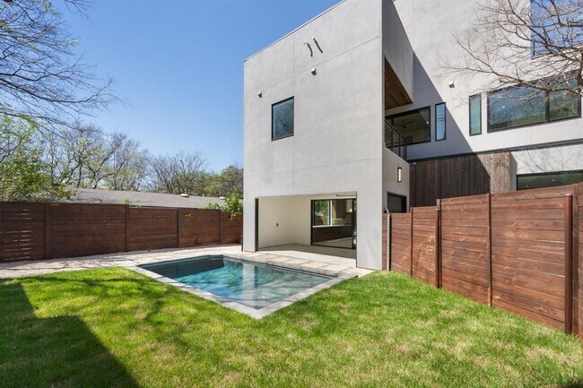 Building Photo - 2411 Winsted Ln