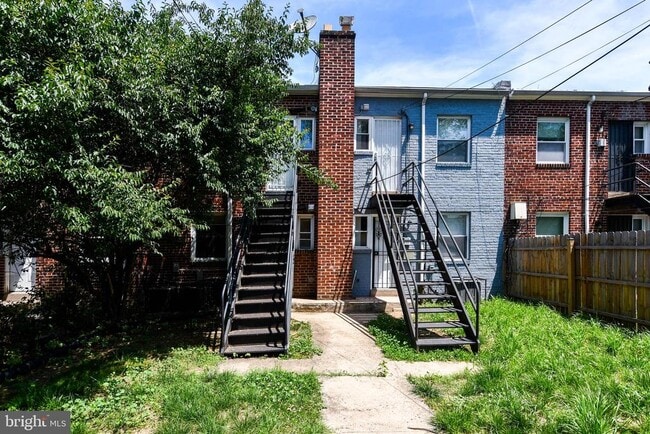 Building Photo - 1729 Gales Pl NE