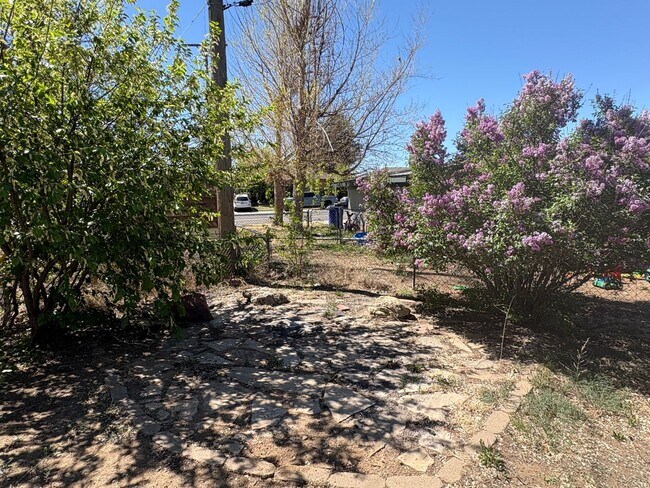 Building Photo - Bright & Spacious 5 Bedroom, 2 Bath Home