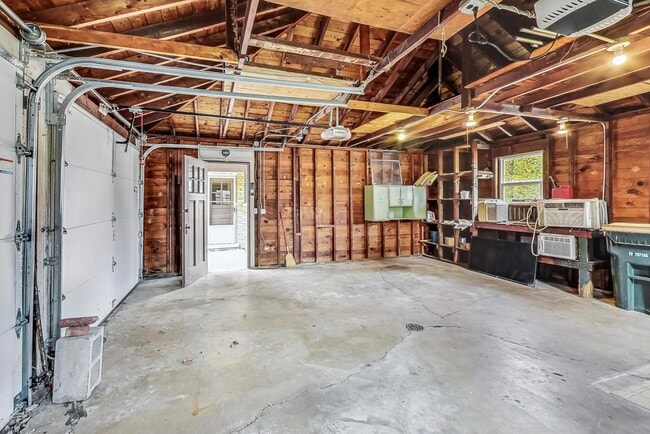Building Photo - 733 E Rockland Rd