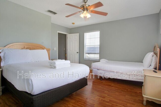 Building Photo - 323 Castlemain Cir