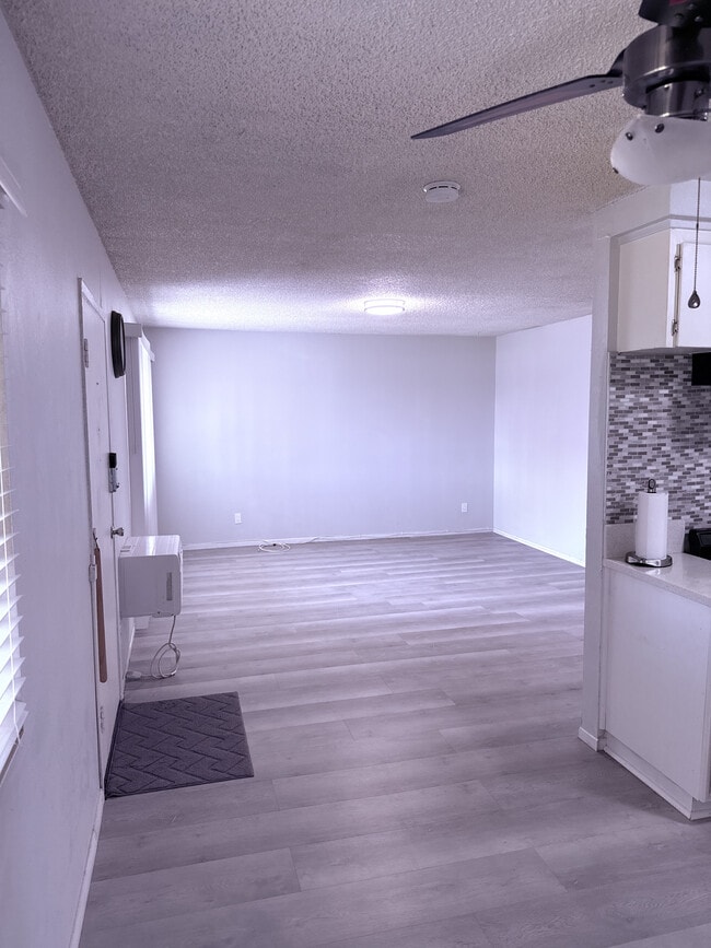 Living Room - 4700 Clair del Ave