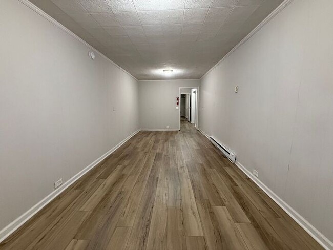 Building Photo - Renovated 4 Bedroom Duplex Unit in South Nashville - Pet Friendly!