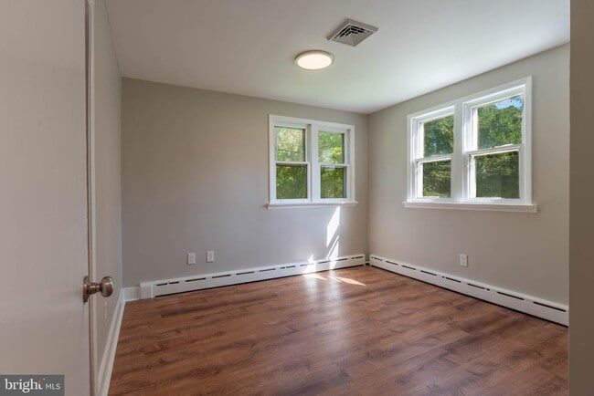 Building Photo - 360 Hollowbrook Dr