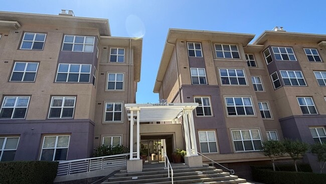 Building Photo - Epic REA - Top floor, Sweeping Views, 3 BR...