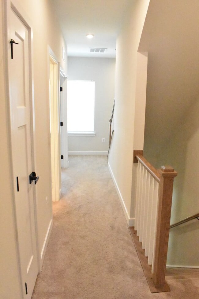 Building Photo - Fantastic Fredericksburg Townhome!