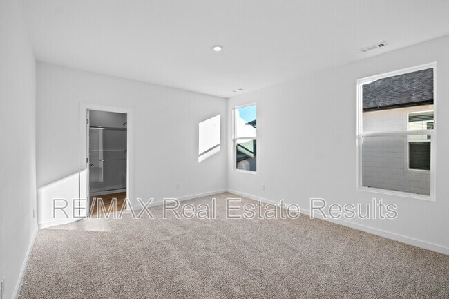 Building Photo - 4670 W Aurora St