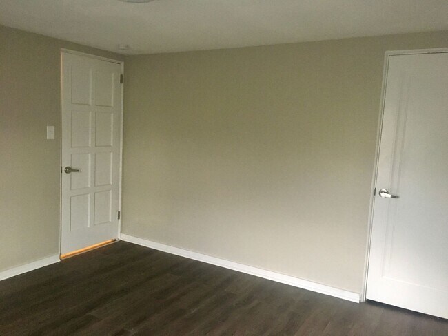 Building Photo - *** Duplex Style Apartment * Pet Friendly * Renovated * Available Now * Granite Counters * Stainl...