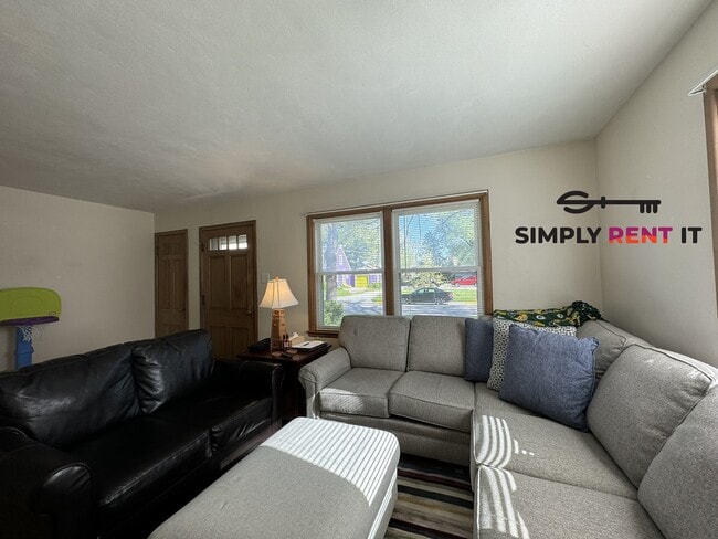 Building Photo - 3 Bedroom Downtown, Ames with Hardwood Floors