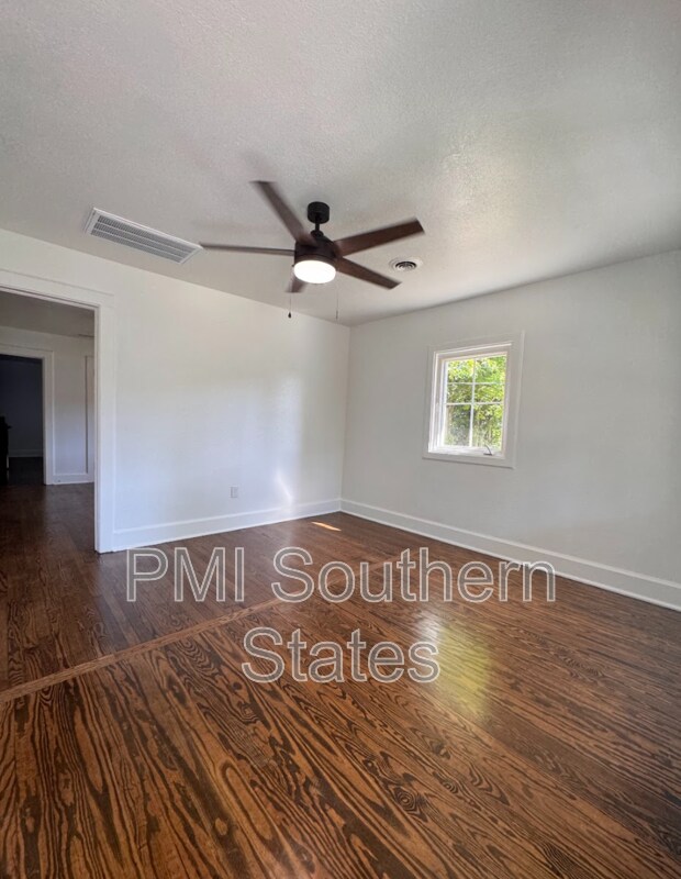 Building Photo - 304 N Leach St