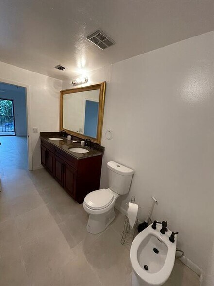 Building Photo - 2718 S University Dr