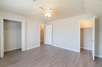 Building Photo - 1114 E 64th St