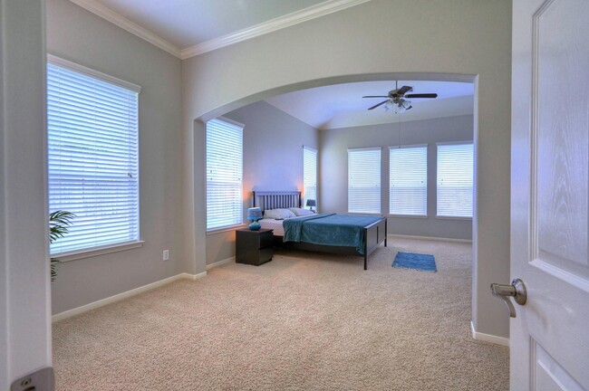 Building Photo - 7810 Oak Moss Dr