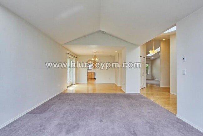Building Photo - 4 Bed, 2 Bath Home on a Cul-de-sac in Lake...
