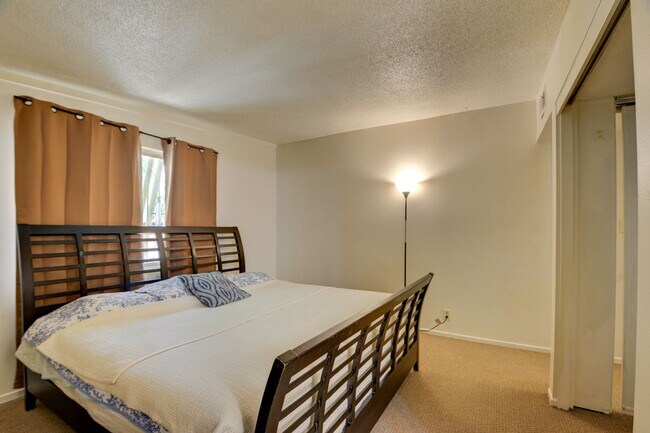 Building Photo - SPARKLING POOL! 4 BEDROOM
