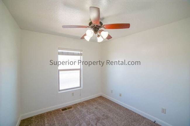 Building Photo - 3 bed, 2.5 bath townhouse with new paint and carpet