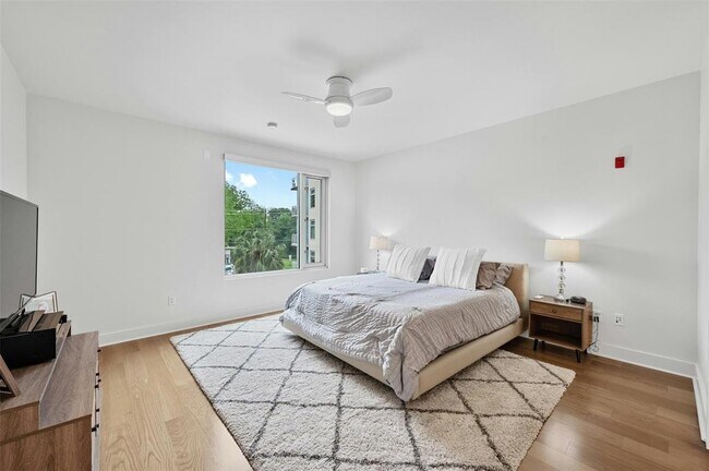 Building Photo - 210 Lee Barton Dr