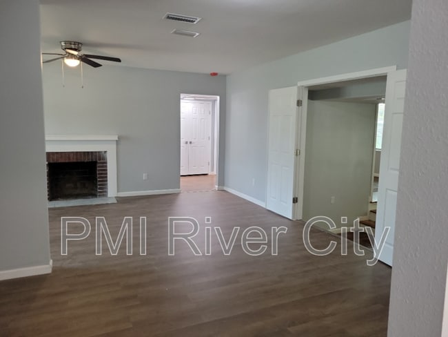 Building Photo - 1356 River Hills Cir E