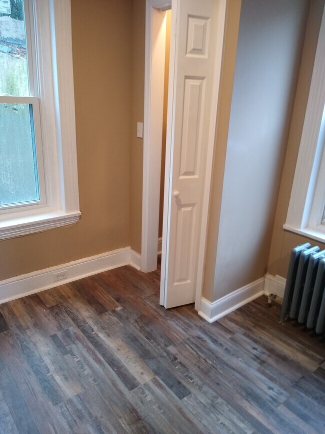 Building Photo - 216 E Ashmead St