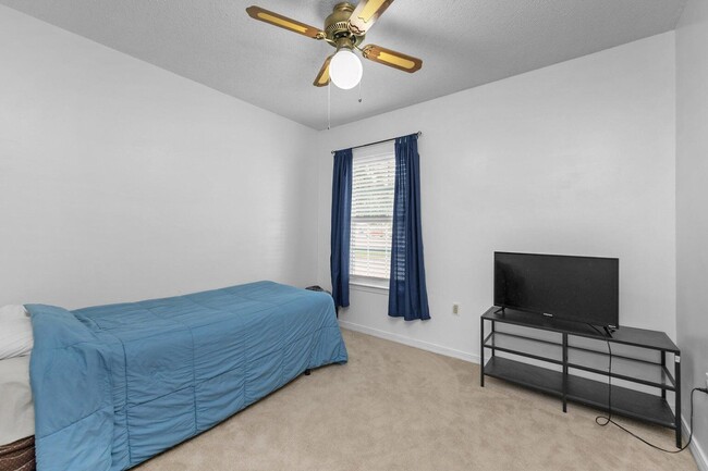 Building Photo - 400 Brown Pl