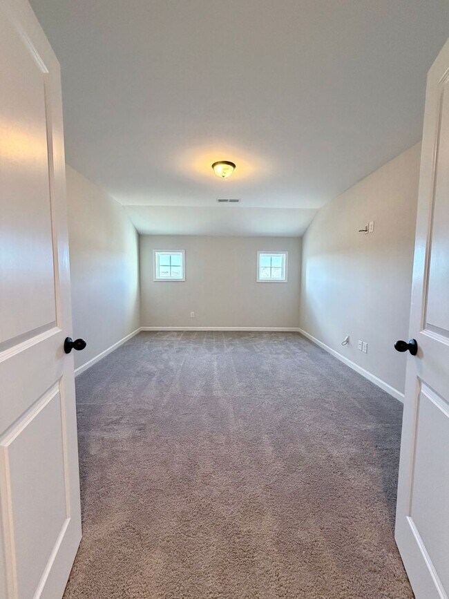 Building Photo - 215 Shoshone Cir