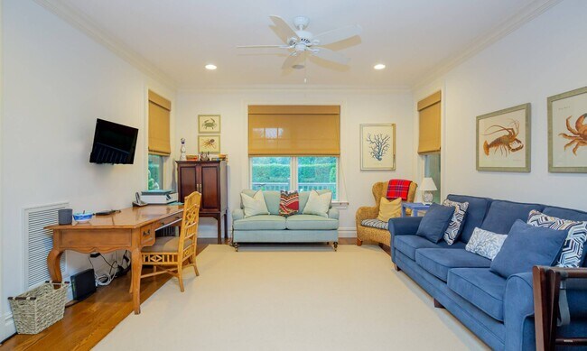 Building Photo - 43 Gansett Ln