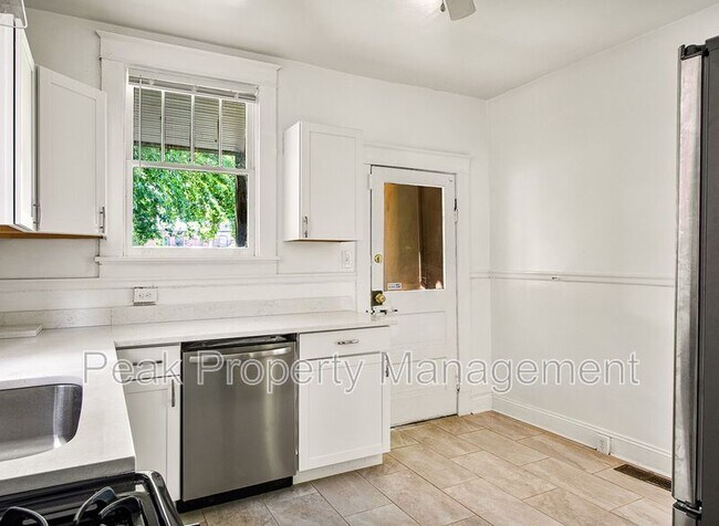 Building Photo - 1304 Bainbridge St