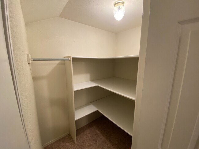 Building Photo - 1619 S Fir Pl