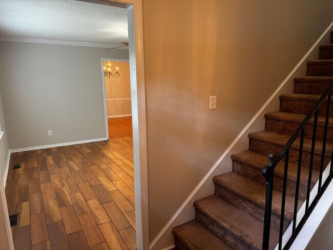 Building Photo - 4 Bedroom 2.5 Bath Home