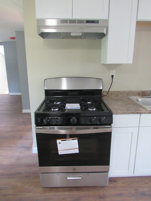 Building Photo - 27 Maple St