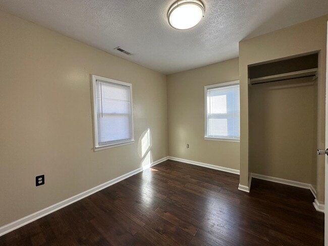 Building Photo - 717 Plantation Rd