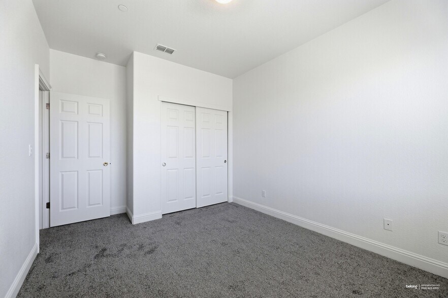 Building Photo - 2439 Lincoln Airpark Dr