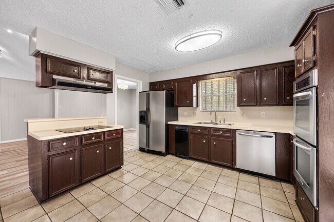 Building Photo - 2211 Turtle Creek Dr