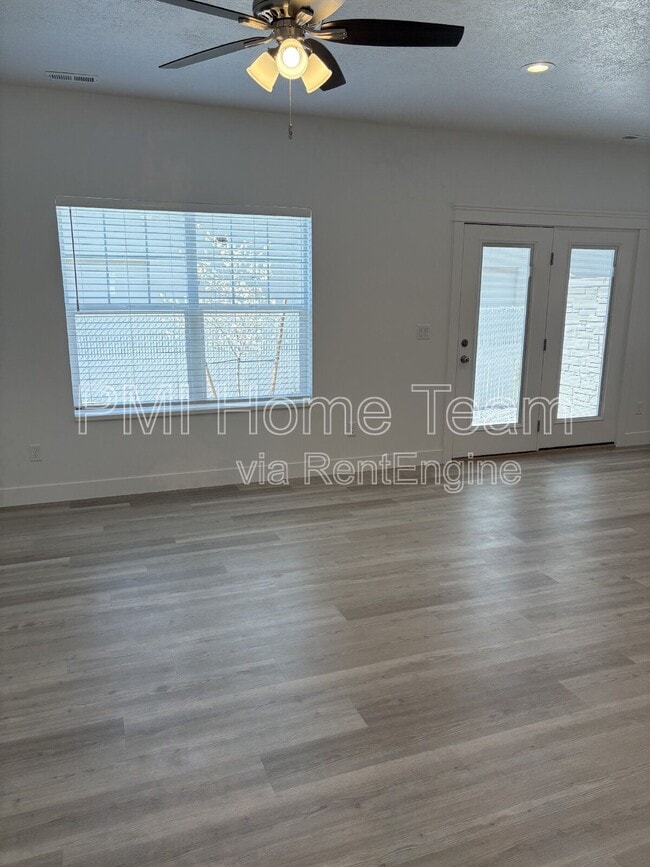 Building Photo - 614 W Cozy Ln