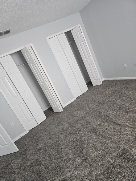 Building Photo - 302 Aylesbury Ct