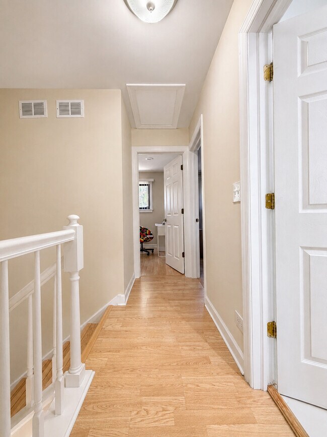 Building Photo - 495 S Crow Trail